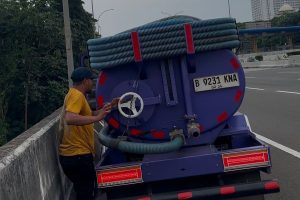 Viral Sopir Truk Tinja Keperegok Lagi Buang Kotoran Manusia ke Ciliwung dari Atas Jembatan Tol Cijago