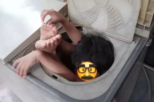 Viral Video Bocah di Depok Tersangkut Mesin Cuci