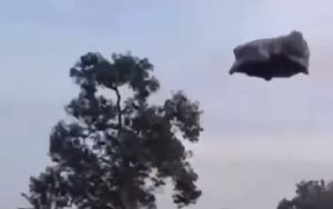 Viral! Gumpalan Busa Hitam di Langit Subang Bikin Warga Geger, Ini Penjelasannya