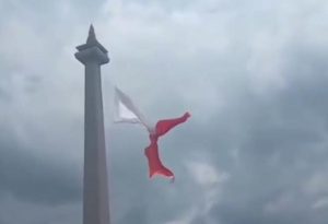 Viral Bendera Merah Putih Robek di Monas saat Gladi HUT TNI
