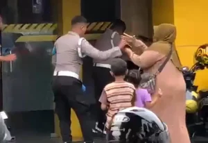 Viral Emak-Emak di Sragen Siram Bensin ke Anggota Polres Sambil Live Facebook