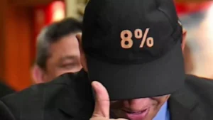 Viral Purbaya Pamer Topi Bertuliskan 8%