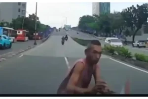 Viral Pria Diduga Sengaja Tabrakkan Diri ke Mobil di Tanah Abang