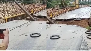 Ribuan Warga Terisolasi, Jembatan Penghubung Tapteng–Tapsel Ambruk Diterjang Banjir