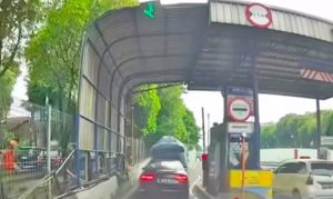 Viral Mobil Sedan Audi A8L Terobos Pintu Tol Ampera 1 Tanpa Bayar
