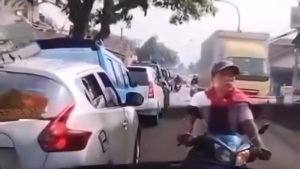 Viral Pemotor Halangi Ambulans di Bandung