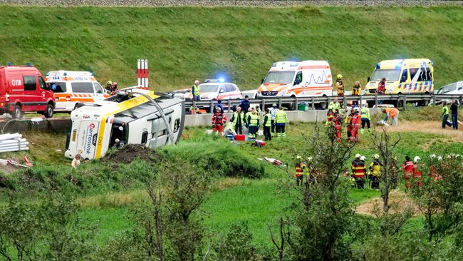 Petugas penyelamat menangani kecelakaan bus wisata asal Belanda di kawasan Graubünden, Swiss. Lima orang tewas dan 40 lainnya terluka. (Foto: Reuters)